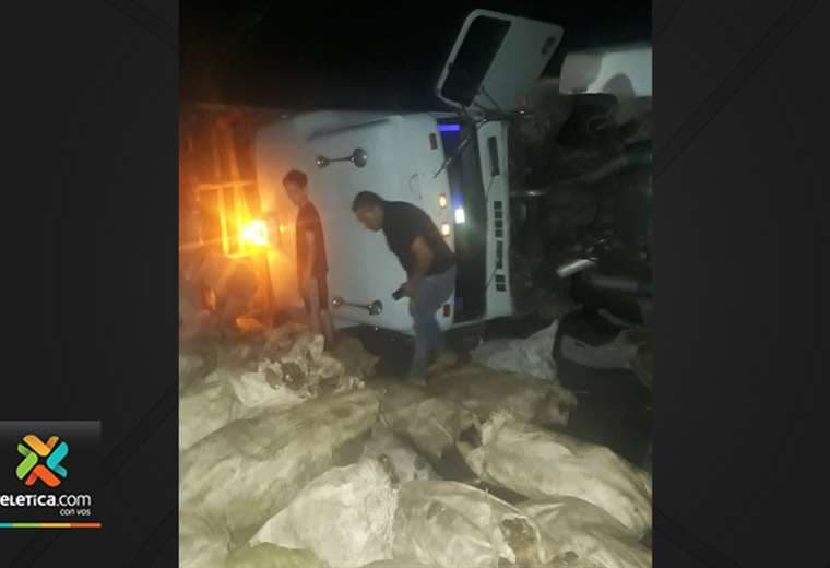 Un muerto y tres heridos graves tras vuelco de camión con 40 personas cargado de yuca en Horquetas de Sarapiquí