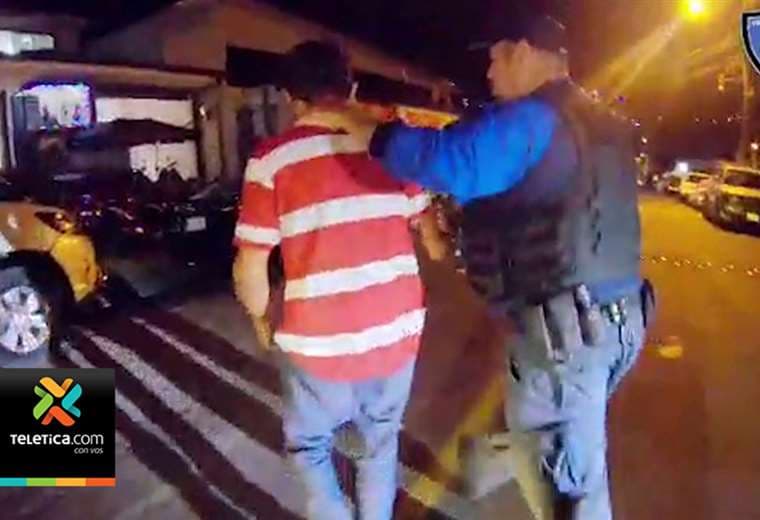 Policías municipales tuvieron que usar escaleras para capturar a ladrón en Escazú