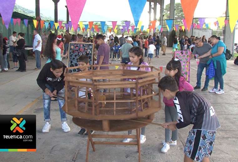 Desamparados conmemoró el inicio de la Navidad con bingo, juegos tradicionales y venta de plantas