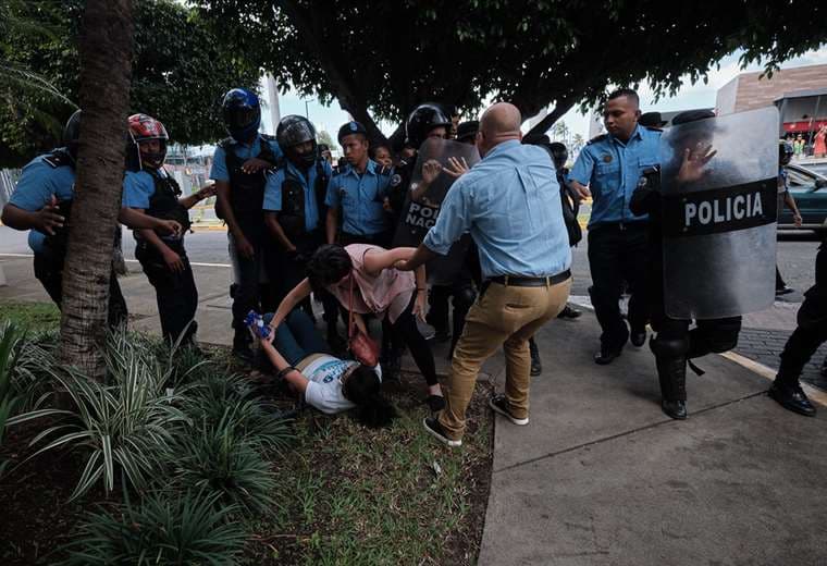 Policías reprimen a ciudadanos que se manifestaban en Metrocentro, Managua. Foto: Carlos Herrera.