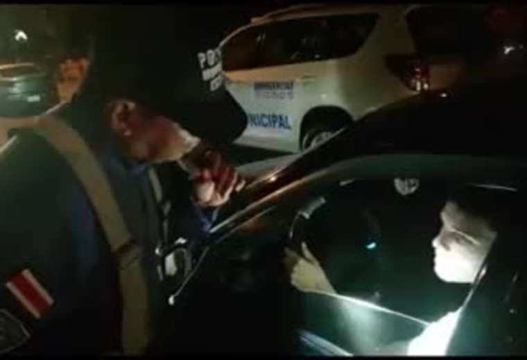VIDEO: Policía Municipal de Escazú realizó retén en Nochebuena para regalar tamales a los conductores