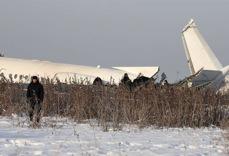 Un avión con 100 personas a bordo se estrella en Kazajistán