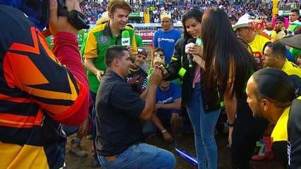 Video: Hombre le propuso matrimonio a su novia durante corrida de toros en Zapote
