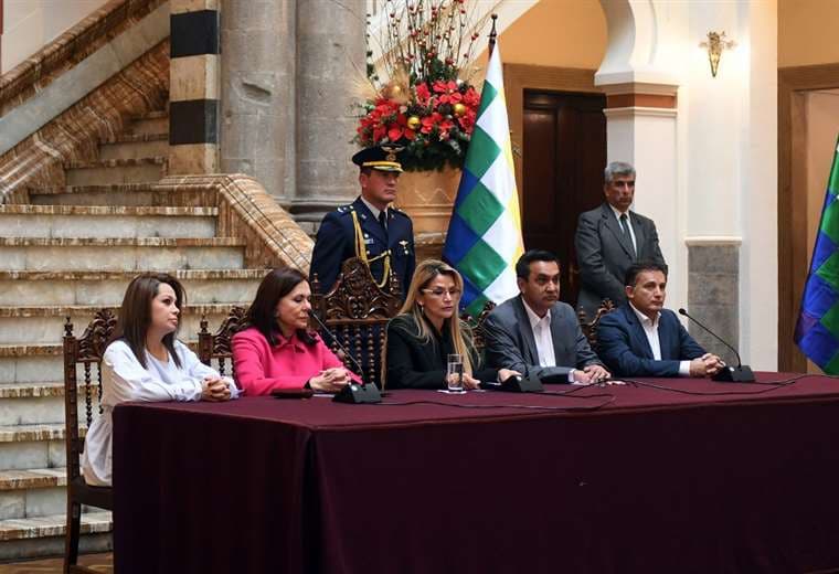Embajadora de México sale de Bolivia tras expulsión