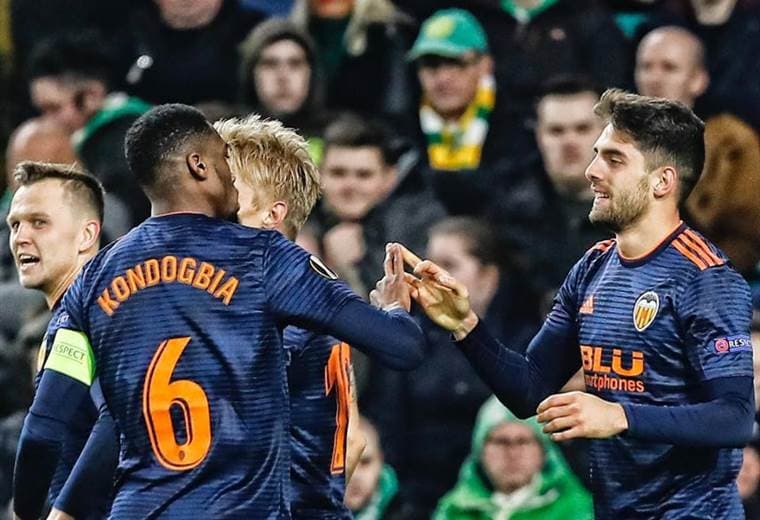 Valencia encarrila su pase a octavos al ganar 2-0 al Celtic en Glasgow
