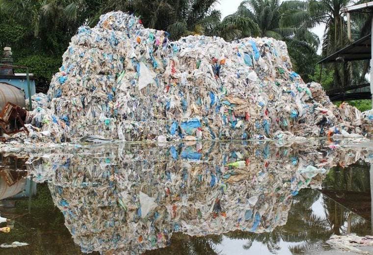 Contaminación por plástico: la ciudad asolada por 17.000 toneladas de basura que llega de todo el mundo