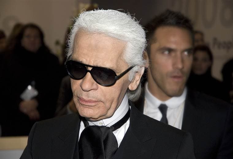 Emotivo homenaje a Lagerfeld en el desfile de Chanel en París