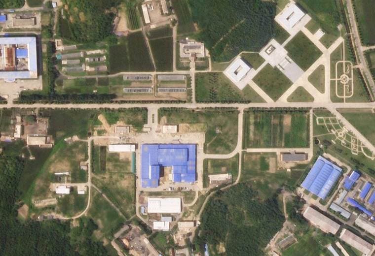 Qué sugieren las imágenes satelitales de una plataforma de lanzamiento de cohetes cerca de Pyongyang