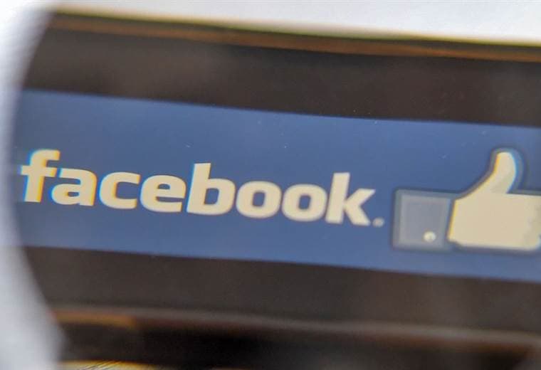 Beneficios de Facebook se desploman por posible multa por uso de datos personales