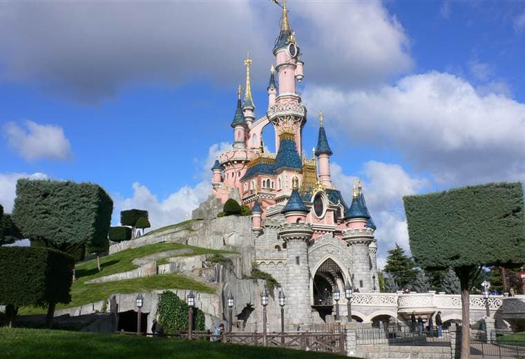 Disneyland París albergará centro de vacunación masiva contra COVID-19