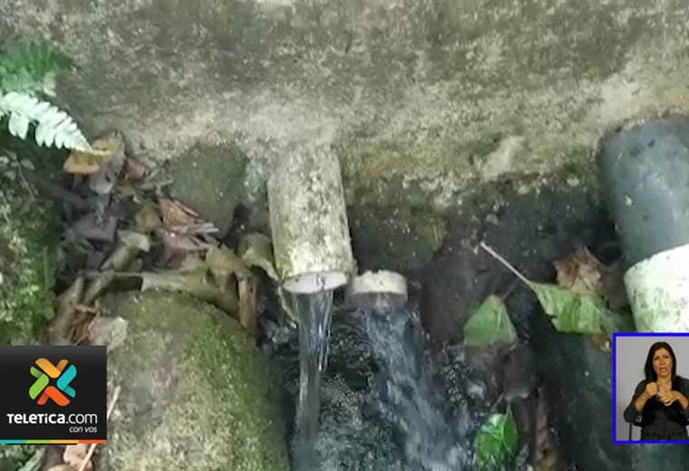 Vecinos de El Roble de Santa Bárbara de Heredia dicen estar desesperados por el faltante de agua