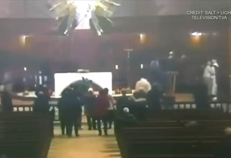 Apuñalan a sacerdote mientras oficiaba una misa transmitida en vivo en Canadá