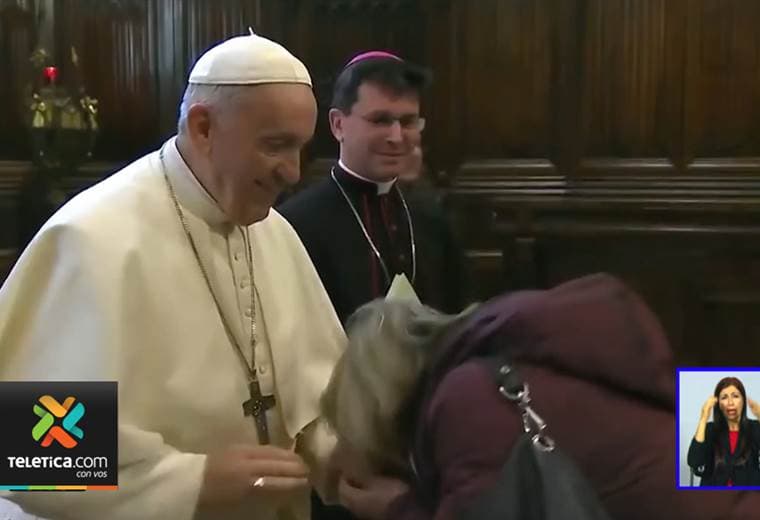 Papa Francisco sorprende al apartar la mano cuando los fieles intentan besar su anillo