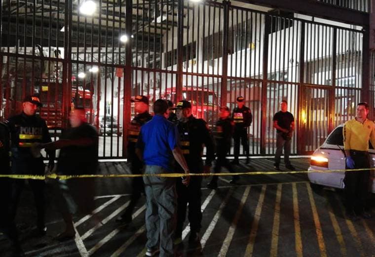 Hombre con varios impactos de bala fallece en la estación de Bomberos de Pavas