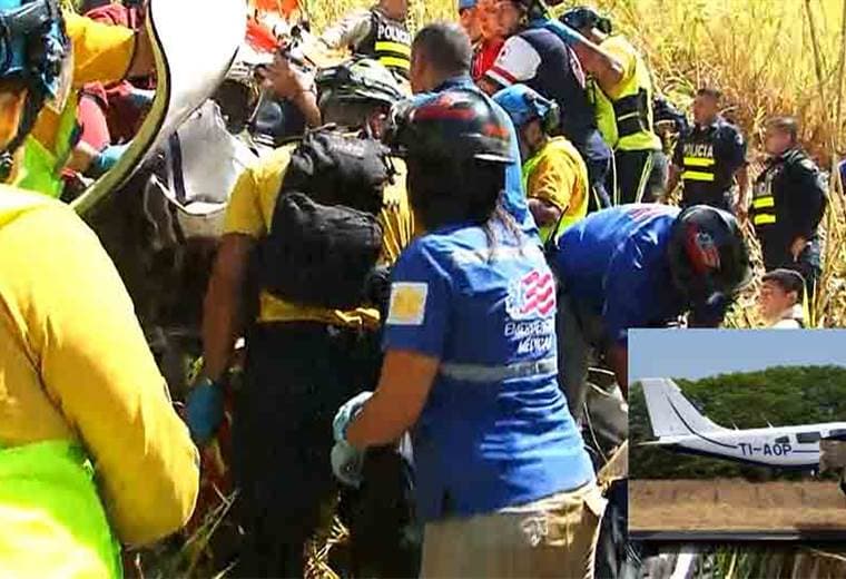 Rescatistas encuentran con vida a ocupantes de avioneta que se estrelló este lunes