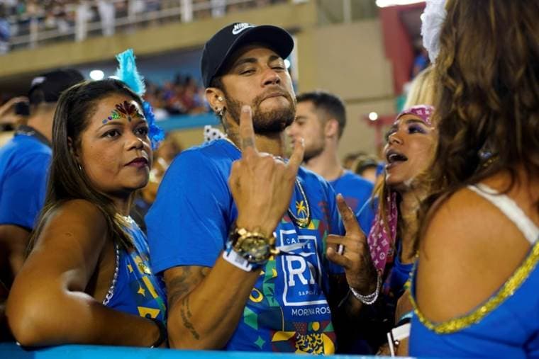 Neymar se deja ver en el Sambódromo de Rio con popular cantante brasileña