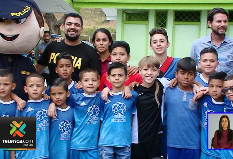 Yael Zumbado por fin cumplió el sueño y entregó 140 pares de tacos a niños de Alajuelita