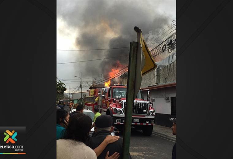 Incendio consumió vivienda en Lourdes de Montes de Oca