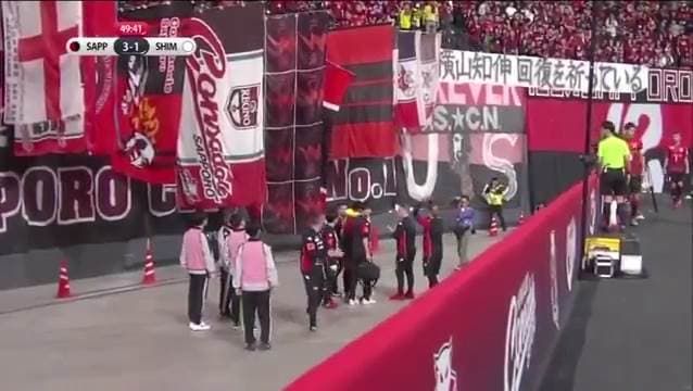Vea el insólito incidente en la celebración de un gol en Japón