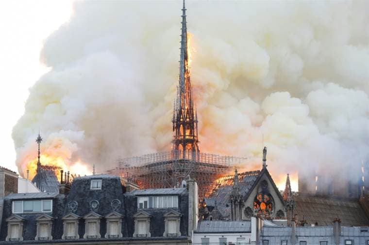 Consenso para reconstruir aguja de Notre Dame "tal y como era"