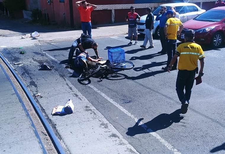 Ciclista colisiona contra tren en Heredia
