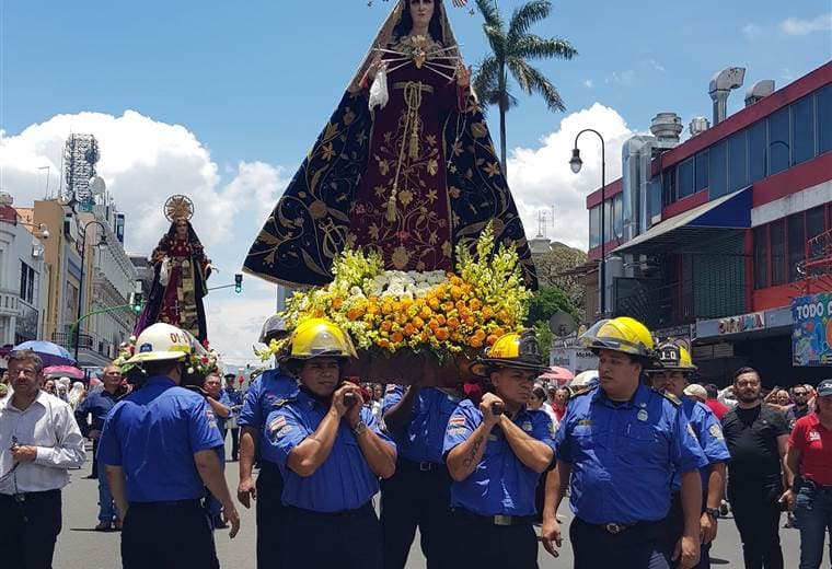 Cientos de fieles católicos participaron en la tradicional procesión de Jesús Nazareno en San José