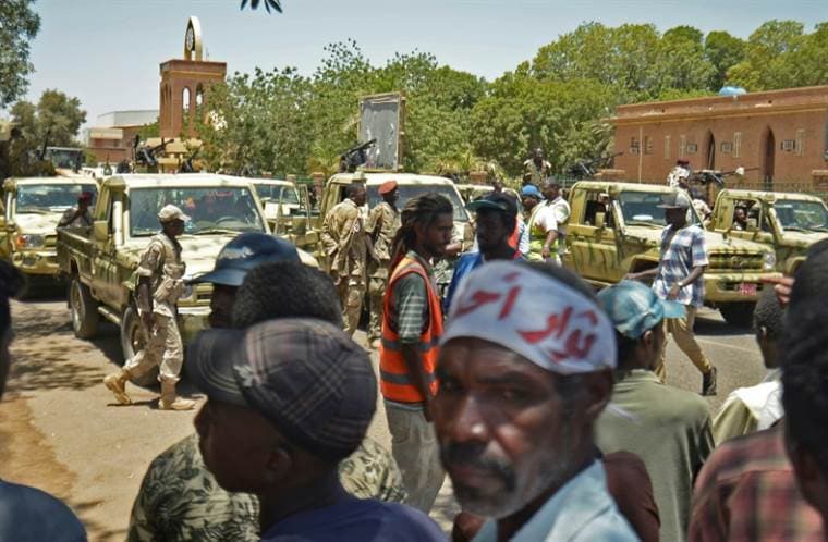 Líderes de protestas en Sudán anuncian más discusiones con los militares en el poder