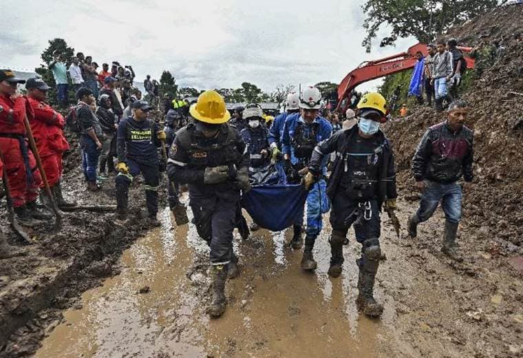 Suben a 28 los muertos por derrumbe en suroeste de Colombia