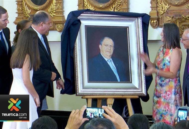 Retrato del expresidente Luis Guillermo Solís fue develado este jueves en la Asamblea Legislativa