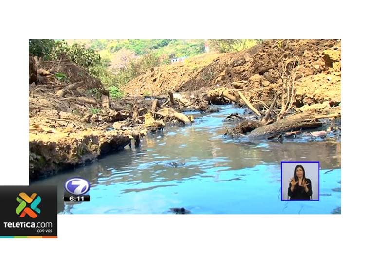 Aguas negras están contaminando quebrada en Alajuelita