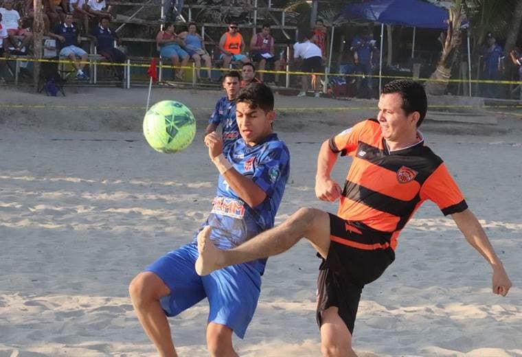 Leones Indomables y Puntarenas Junior lideran el campeonato nacional de fútbol playa