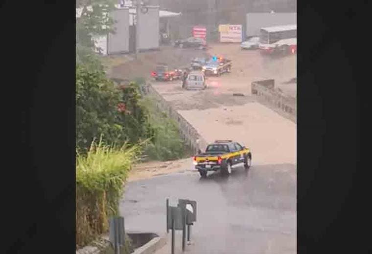 Fuertes lluvias dejan atrapados varios vehículos en la entrada a Santo Domingo de Heredia