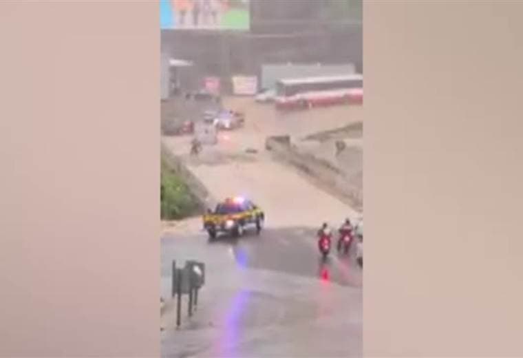 Fuertes lluvias dejan atrapados varios vehículos en la entrada a Santo Domingo de Heredia