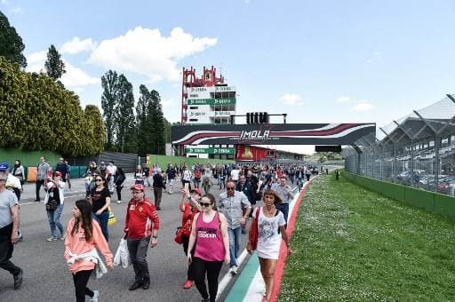 Aficionados llegan al circuito de Imola para homenajear a Ayrton Senna | AFP 