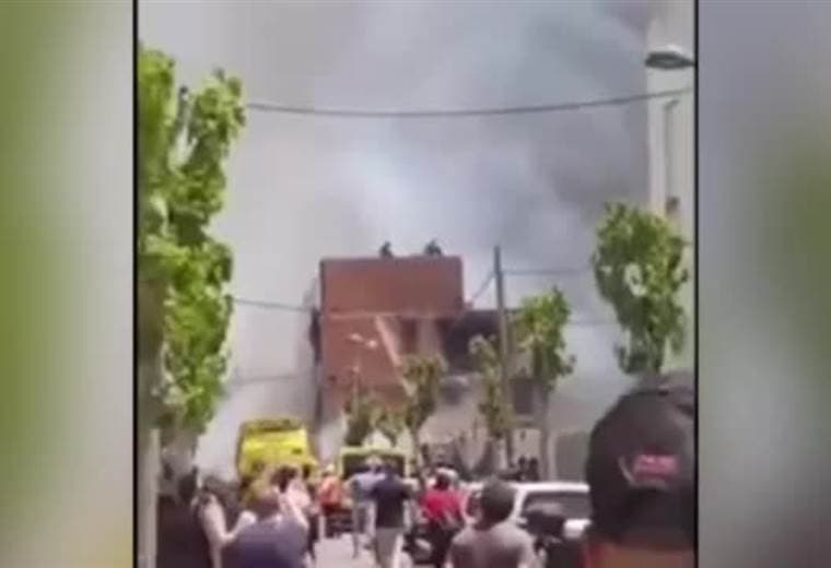 Espectacular rescate en helicóptero de dos personas en azotea de edificio tras incendio en España