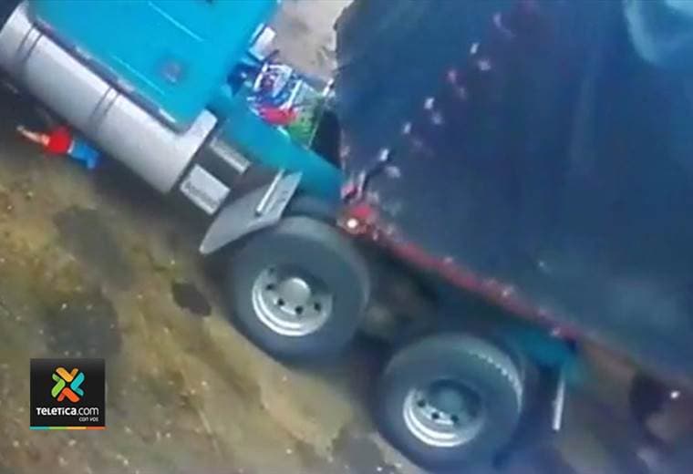 Video captó impactantes imágenes cuando un niño se salva de milagro tras ser atropellado por furgón