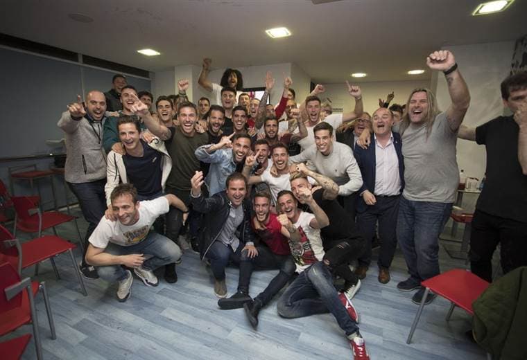 El equipo de Osasuna celebra su regresó a la primera división española | Osasuna 
