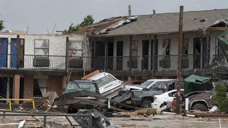 Poderoso tornado devasta pequeña ciudad en EE.UU. y mata a dos personas