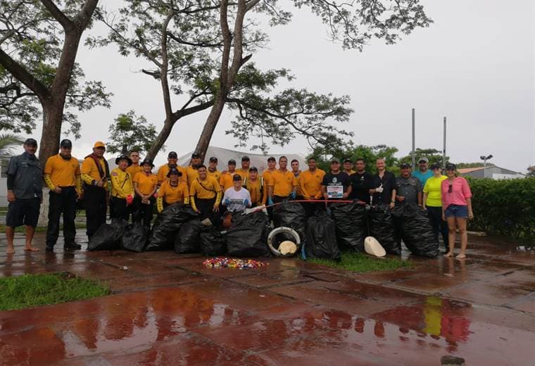 Iniciativa de operadores de turismo y Bomberos logró recolectar 500 kilos de basura del mar