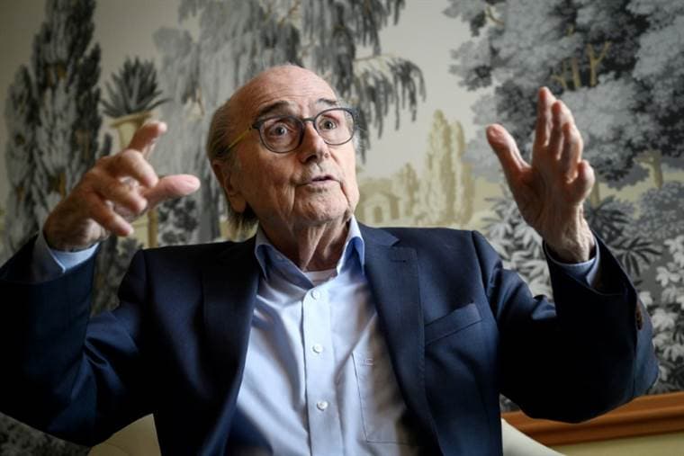 FIFA extiende suspensión a exdirigentes Blatter y Valcke