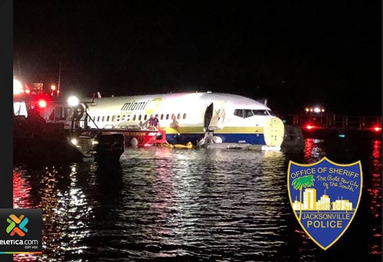 Avión con 136 personas a bordo se sale de la pista de aterrizaje y cae en un río en Florida