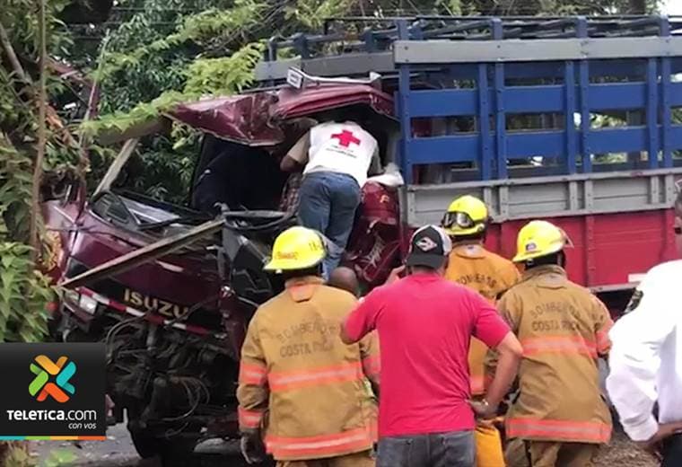 Conductor resultó herido de gravedad tras colisionar contra un árbol en Guanacaste