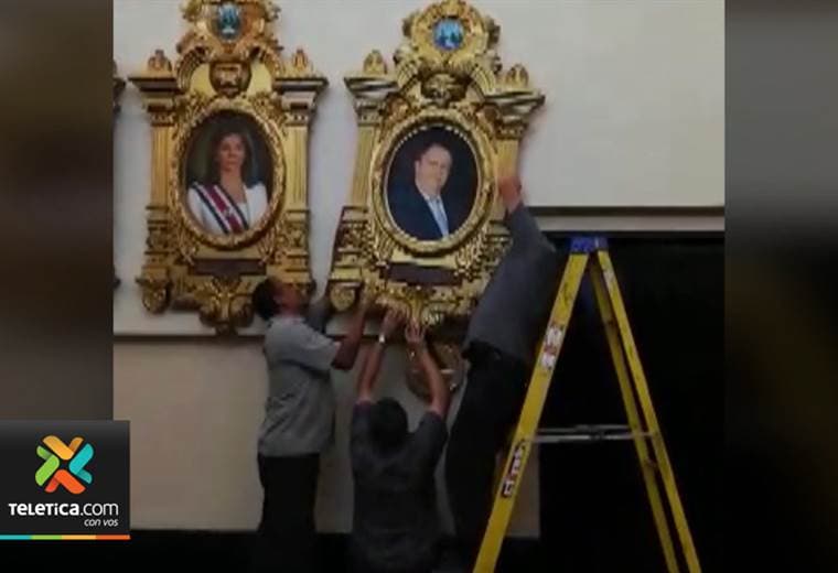 Polémico retrato de Luis Guillermo Solís ya fue colocado en el salón de expresidentes del Congreso