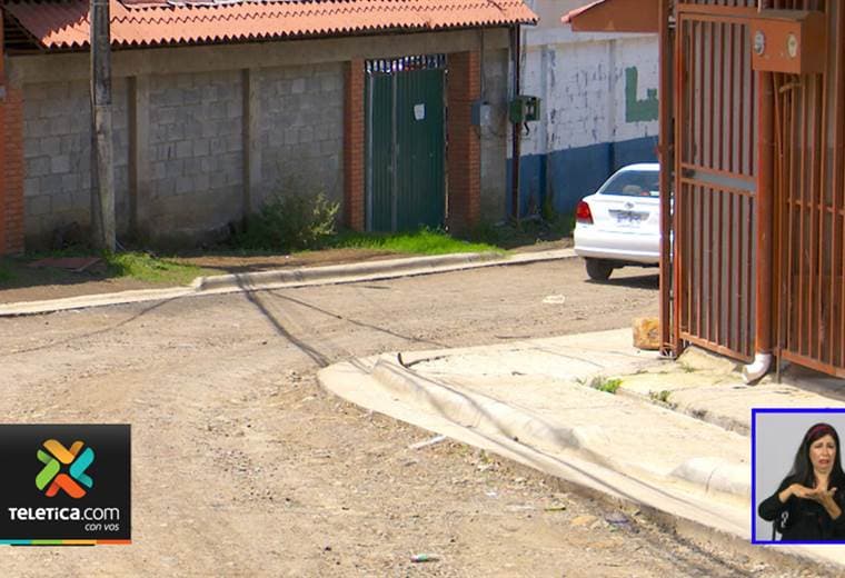Vecinos de Ciruelas de Alajuela se quejan por una calle que no terminaron de arreglar