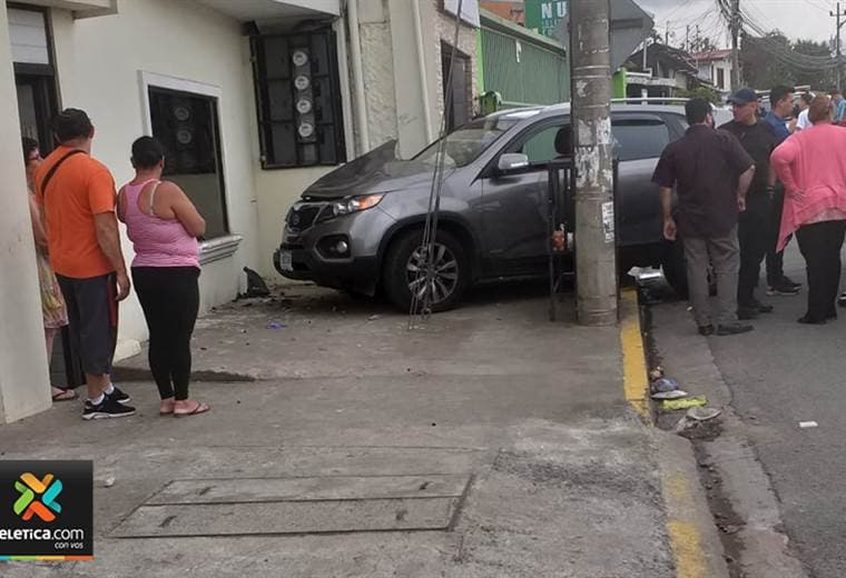 Tres estudiantes graves tras ser atropellados por vehículo que colisiona contra vivienda en Tibás