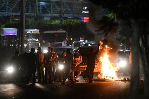 Hondureños bloquean calles exigiendo renuncia del presidente, en medio de paro de policías