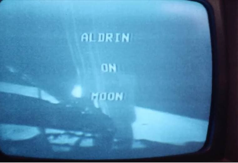 Compilado de imágenes muestra las reacciones de las personas cuando el hombre llegó a la Luna