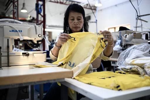 Una mujer se encarga de realizar uno de los maillots que se usan en el Tour de Francia | AFP