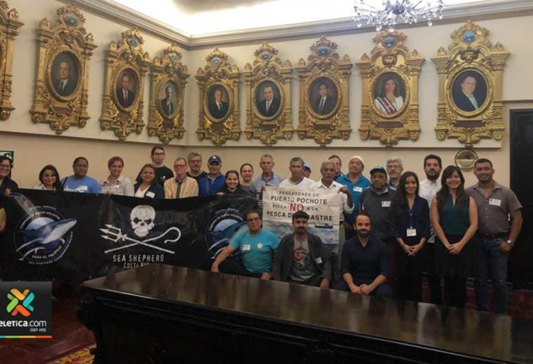 Diputados, pescadores artesanales y defensores del océano se unen contra la pesca de arrastre