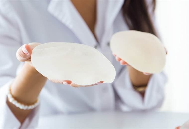 La enfermedad por implantes mamarios que no tienen base científica pero que sufren miles de mujeres